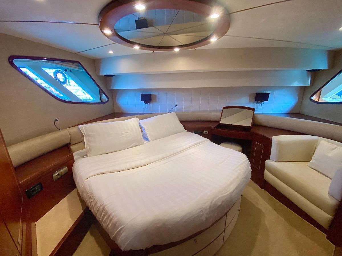 Yacht In Barcelona Hotel Sant Adria de Besos Luaran gambar